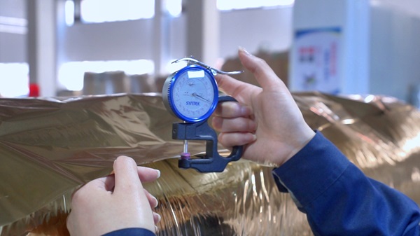 Quali sono le possibili cause e soluzioni ai problemi che possono verificarsi durante l'utilizzo della pellicola di laminazione a caldo?